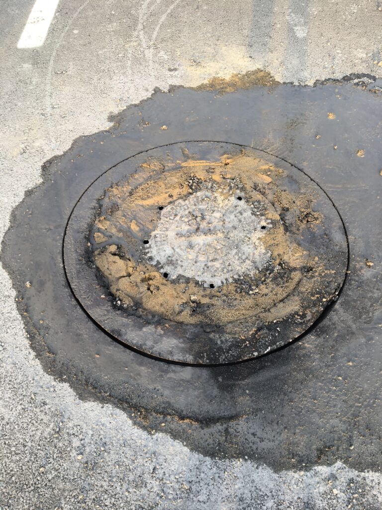 Altyapı çalışması kapsamında zemin çalışmaları tamamlanan sahada prekast beton muayene bacası gövde halkalarının elastomer conta ile birleştirilerek yapılan rögar ve baca imalatı.