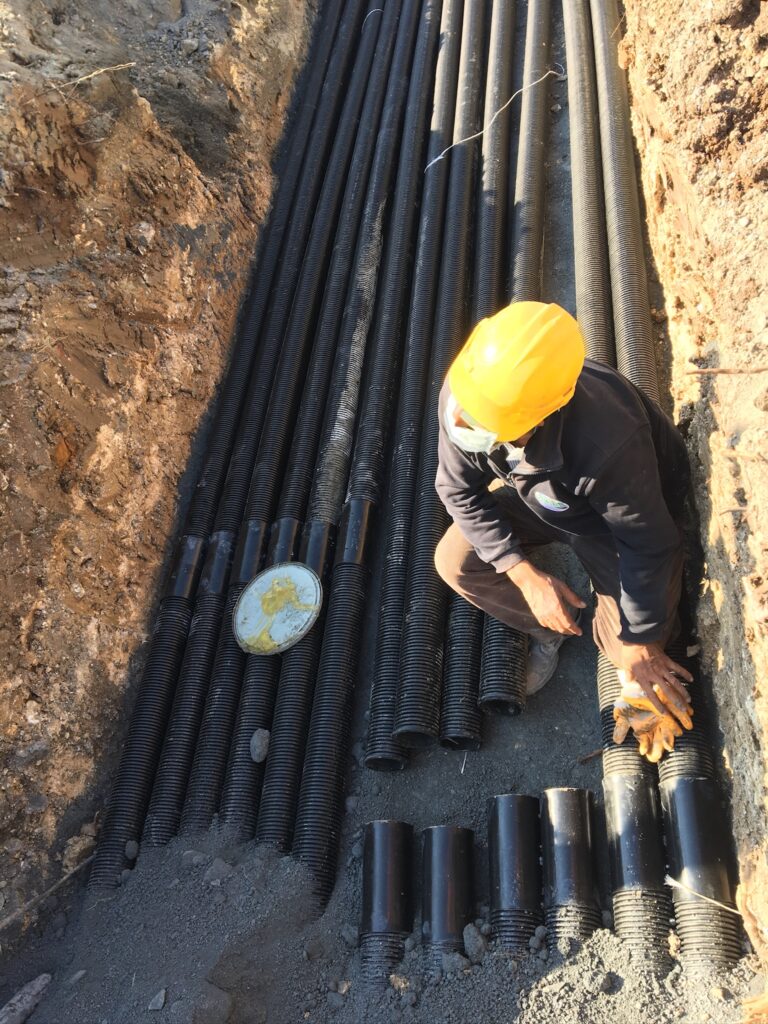 Dijital harita üzerinde mevcut su ve gaz hatları ile yeni enerji hattının çakışmadan geçtiğini gösteren 3D altyapı güzergâh planı