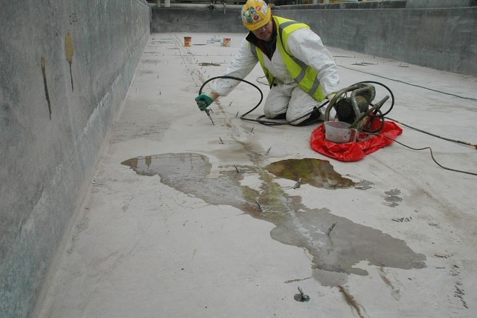 Beton çatlağına yerleştirilmiş metal enjeksiyon packerları ve genleşen poliüretan köpük uygulaması