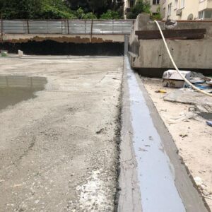İki beton blok arasındaki dilatasyon derzine epoksi macun ile yapıştırılmış esnek yalıtım bandı