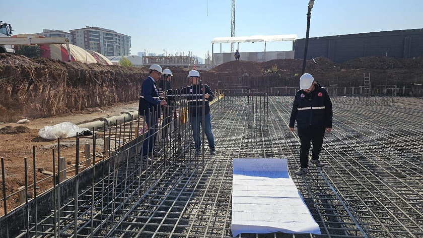 Şantiye saha denetimi ve donatı kontrolü yapan mühendislik heyeti
