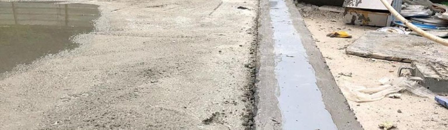 İki beton blok arasındaki dilatasyon derzine epoksi macun ile yapıştırılmış esnek yalıtım bandı